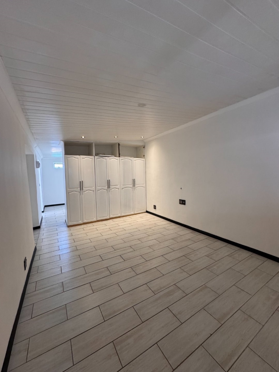 To Let  Bedroom Property for Rent in Goodwood Central Western Cape